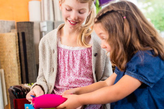 Kinder kaufen Bastelbedarf im Hobby Laden