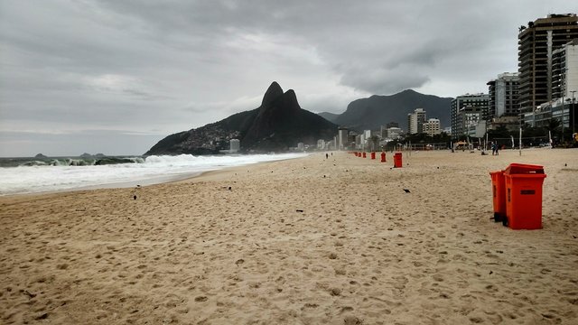 Praia de Ipanema num dia chuvoso