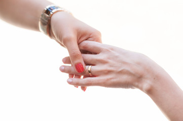 Mani che si stringono isolate su sfondo bianco