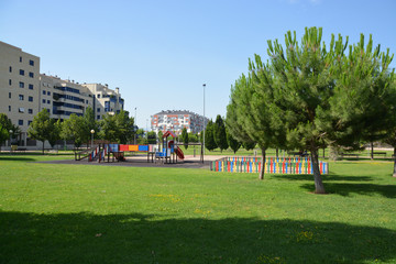 parque publico con columpios