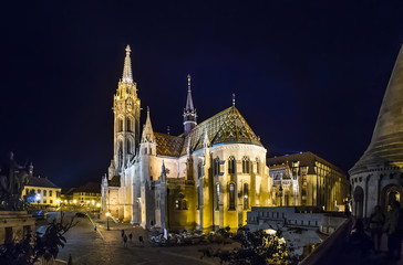 Fototapeta na wymiar Matthiaskirche in Budapest bei Nacht