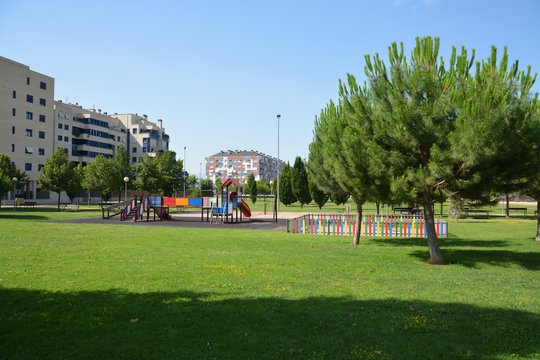 parque publico con columpios