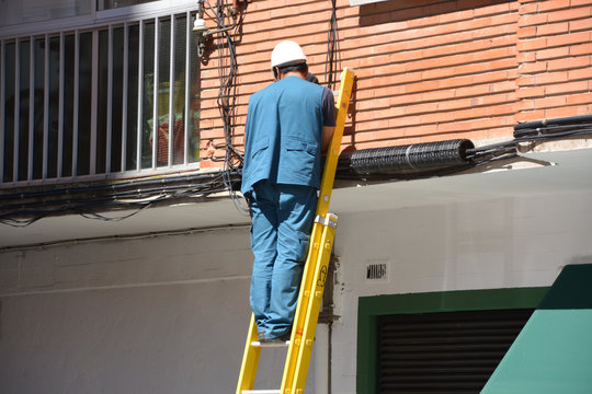 electricista sobre una escalera