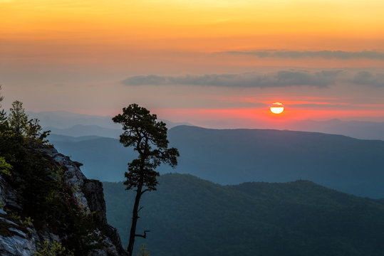 Fototapeta The serene sunrise over the Chimneys at the Linville Gorge on a beautiful spring morning in North Carolina. 