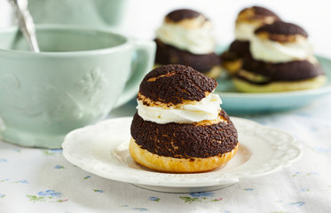 Chocolate profiteroles with krokantom.