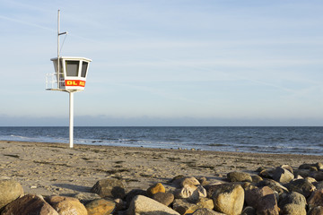 Strand im Ostseebad Dahme mit DLRG-Turm, Deutschland