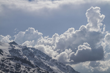 Beeindruckendes Wolkentreiben in den Urner Alpen vom Sustenpass aus gesehen