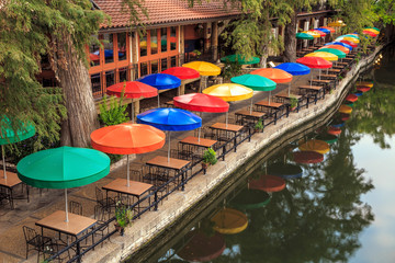 Fototapeta na wymiar SAN ANTONIO, TEXAS, USA - SEP 27: Section of the famous Riverwalk on September 27, 2014 in San Antonio, Texas. A bustling place with many restaurants and bars.