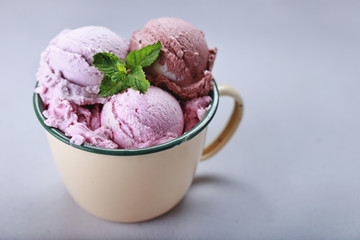 mix ice cream scoops on cup for desserts
