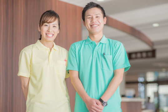 笑顔の男性介護士と女性介護士