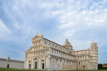 Obraz premium Pisa leaning tower and Cathedral in a cloudy day