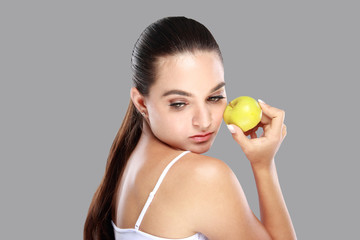 Obraz na płótnie Canvas beautiful caucasian woman with an apple in her hand