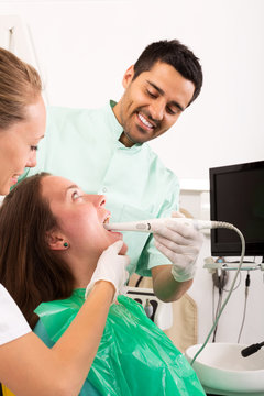 Dentist examines the oral cavity