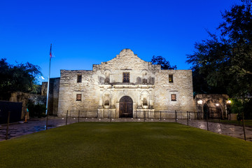 Fototapeta na wymiar Historic Alamo at twilight