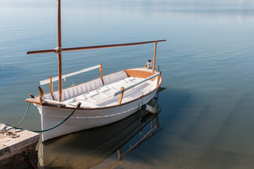 Fototapeta na wymiar Barco típico de Mallorca, España, amarrado al muelle