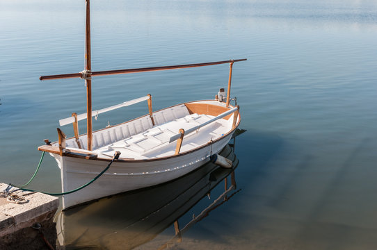 Barco t&iacute;pico de Mallorca, Espa&ntilde;a,  amarrado al muelle