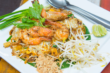 fried rice sticks with shrimp or pad thai goong sod