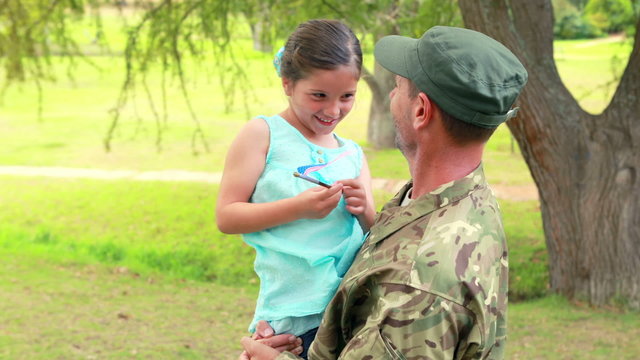 Soldier reunite with his daughter 