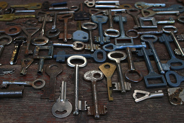 Fototapeta premium Keys locks wooden background