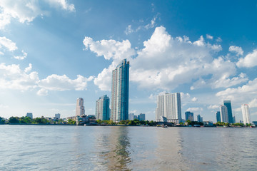 Obraz premium The beautiful Bangkok cloud sky on Chao Phraya river