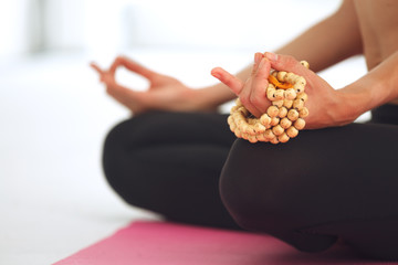 Obraz premium Young woman meditating in lotus pose.