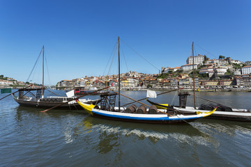 Fototapeta na wymiar Rabelos sur le fleuve Douro ville de Porto Portugal