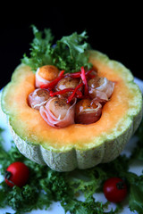 Prosciutto ham with melon and honey
