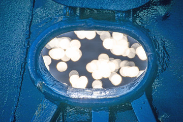 Speigatt mit Wasserreflexionen