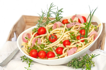 Nudelsalat mit frischen Kräutern und kleinen Cherrytomaten  