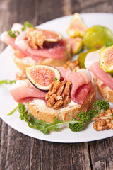 bread with cheese, prosciutto and fig