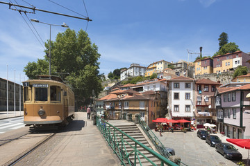 Ville de Porto Portugal Façade Miragaia avec Tramway