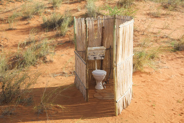 &ouml;ffentliche Toilette mitten in der W&uuml;ste Namibias in Afrika