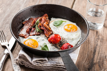 Fried eggs with bacon