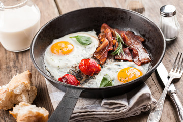 Fried eggs with bacon