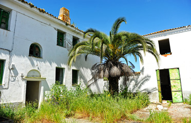 Patio de un viejo cuartel de la Guardia Civil abandonado