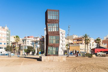 Naklejka premium Sculpture L'estel ferit na plaży Barceloneta w Barcelonie Plaża jest bardzo popularna wśród młodych ludzi