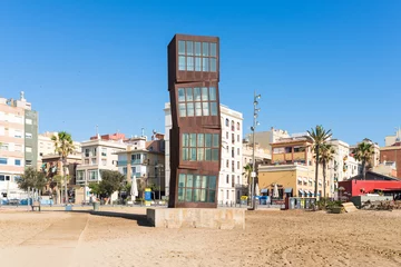 Papier Peint photo Barcelona La sculpture L& 39 estel ferit à la plage de la Barceloneta à Barcelone La plage est très populaire parmi les jeunes