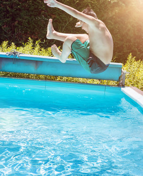 Junge springt rein ins Wasser