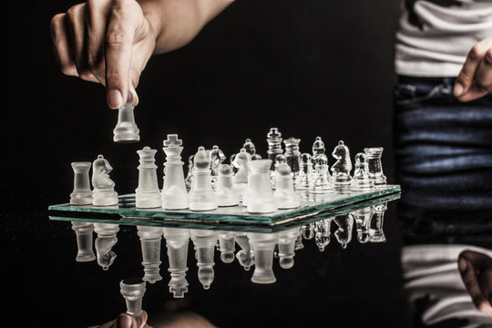 Una ragazza che gioca a scacchi