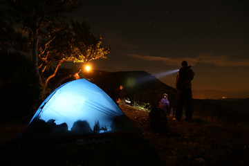Fototapeta na wymiar campeggio e tenda sotto le stelle