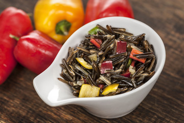 Gekochter kanadischer Wildreis mit Paprika als Beilage