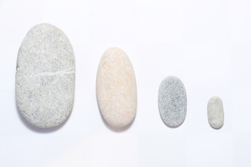 verschieden große Steine in Reihe