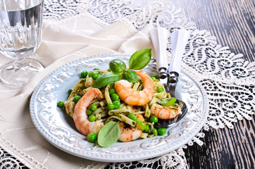 Pasta with shrimp and peas