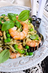 Pasta with shrimp and peas