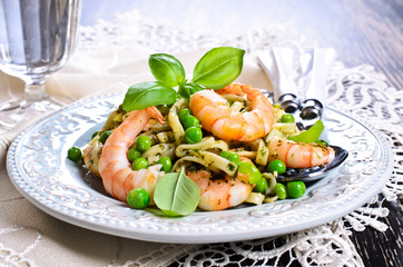Pasta with shrimp and peas