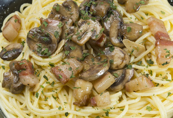 Pasta con champiñones y bacon