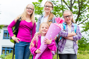 Obraz premium Gruppe Schulkinder stehen vor Schule