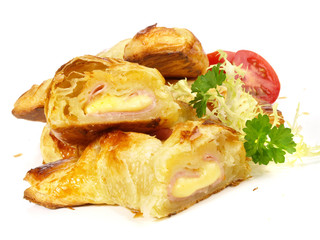 Croissant mit Schinken und Käse gefüllt