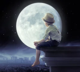 Fototapete Artist KB Kleiner Junge, der die Stadt in der Nacht anschaut