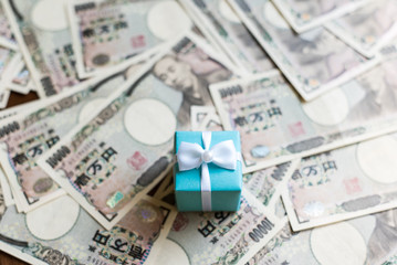 プレゼント箱と一万円札